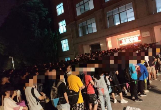 211高校午夜排队考研占座：玻璃门被挤爆，同学受伤，座位被售卖