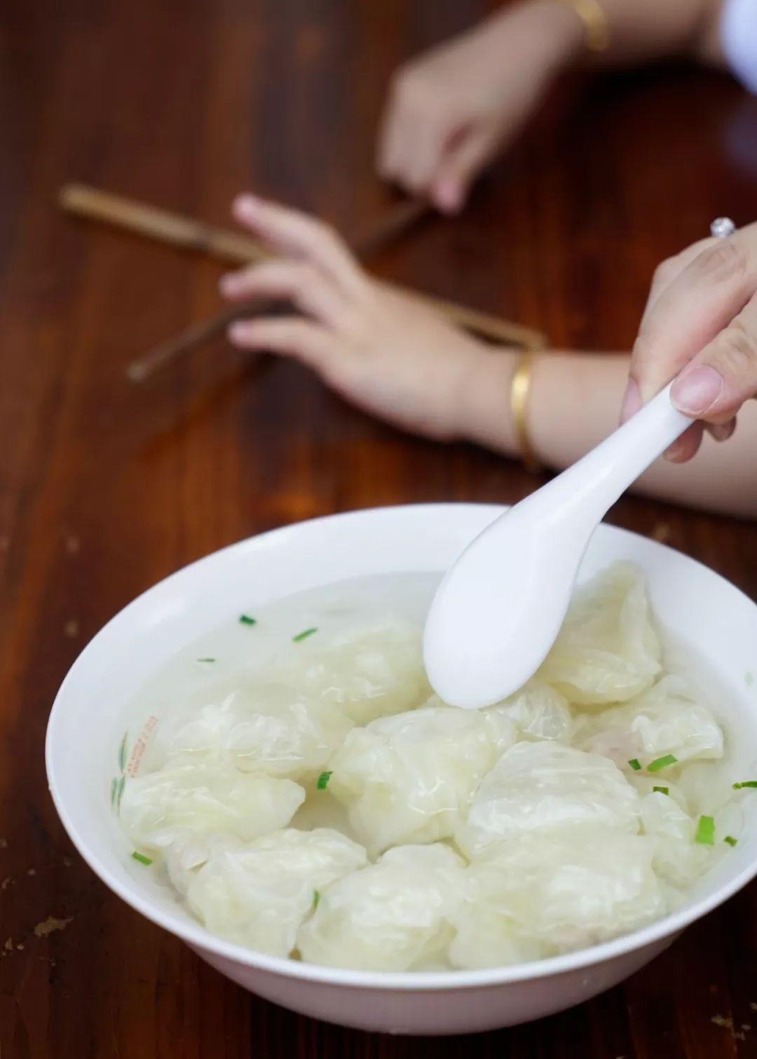 少了这份漂浮感,就不能称作"泡泡馄饨.摄影/王楠楠