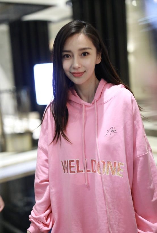 杨颖穿粉色卫衣甜似少女上面的签名却亮了粉丝很有艺术感