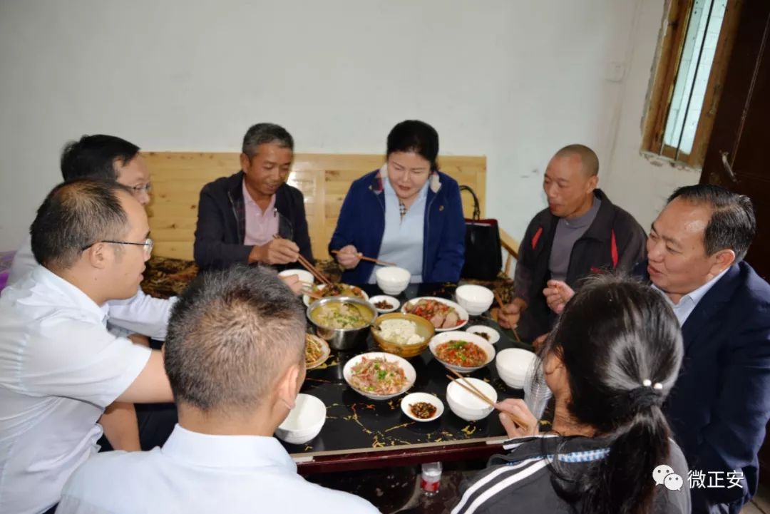 邓兆桃到帮扶户家中开展三个一活动