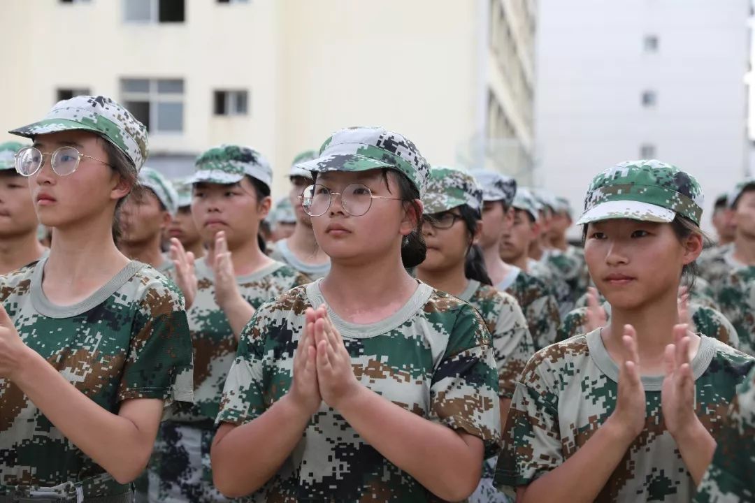 军训晕倒的铜鼓学生妹745天后变成这样子