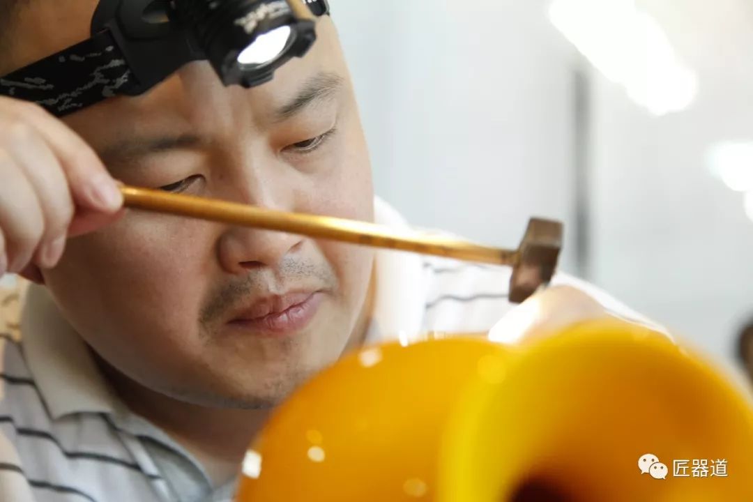 现场,来自博山的能工巧匠向广大市民展示了内画,灯工,琉璃微刻等传统