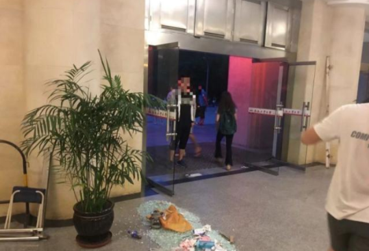 211高校午夜排队考研占座：玻璃门被挤爆，同学受伤，座位被售卖