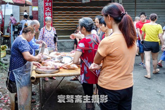 看看蓝田集市上的众生相，你就会明白为何这里是最具川南味的赶场