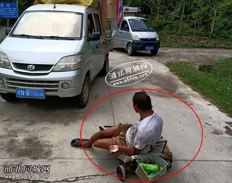 钦州乡镇惊现残疾人拦路乞讨,过路司机发出疑问:给还是不给