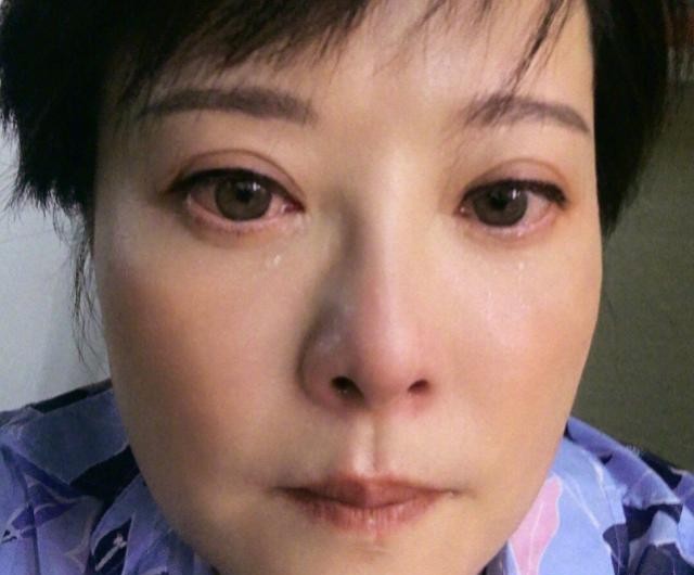 眼眶都哭红了,估计哭了不短时间.