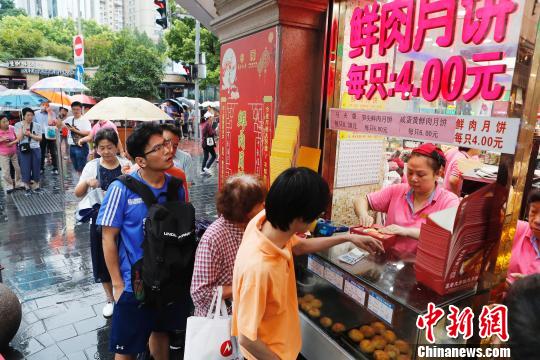 民众冒雨排队购买鲜肉月饼