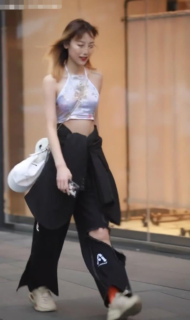 小时候的"肚兜衣"重出江湖,美女将其换了个颜色,秒有古风感