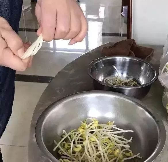 故事摘净豆皮和豆根微销人工的小技巧图片