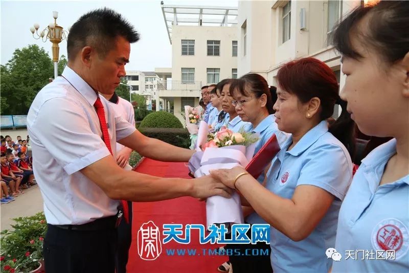 火了天门这名校长在开学典礼上的四句话让所有孩子受用一生