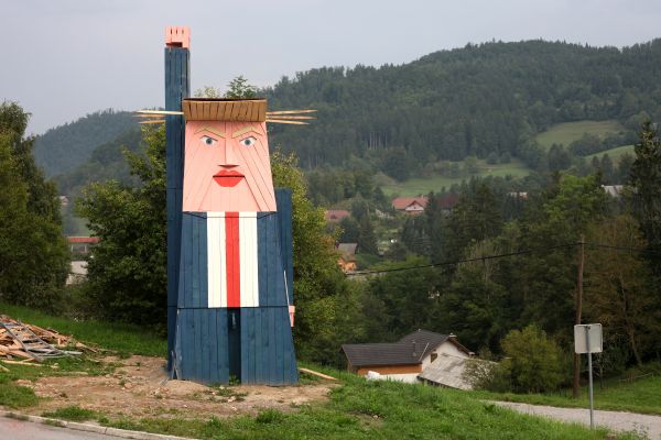 “特朗普”木雕现身梅拉尼娅故乡斯洛文尼亚当地人反应不一