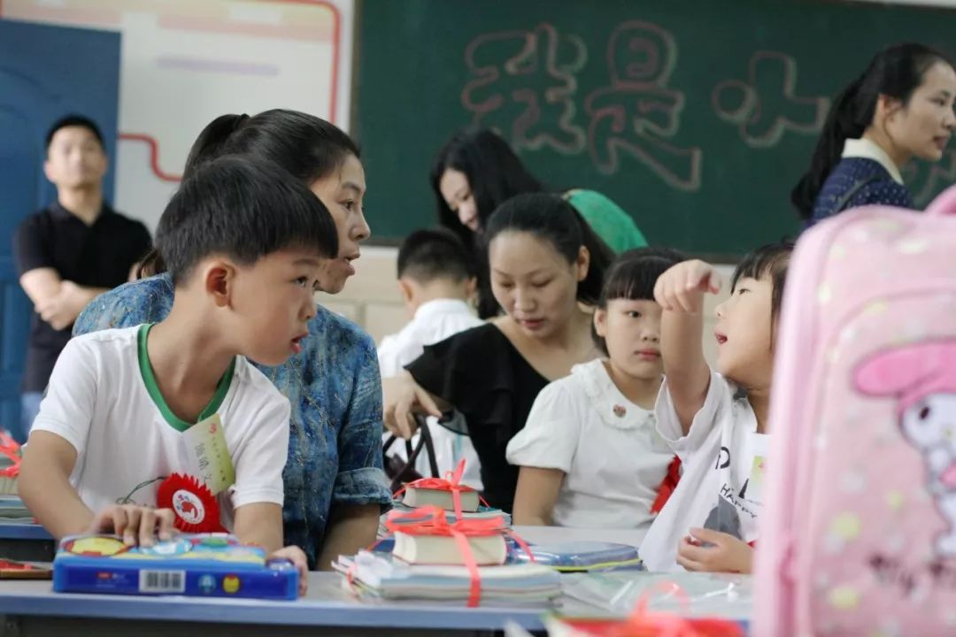 小学生我们的新名字图记金华市东苑小学开学第一课