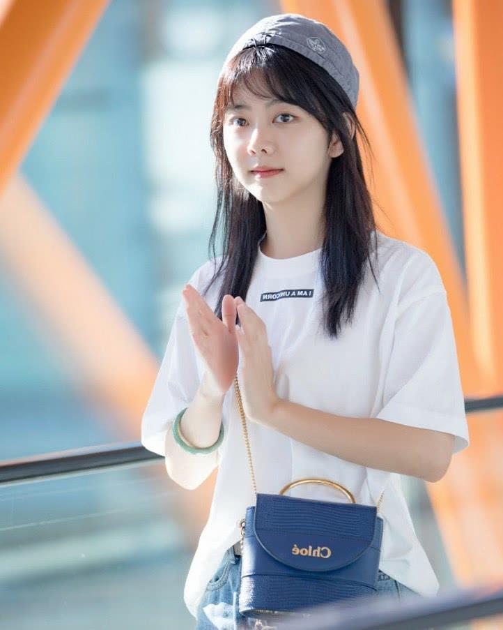 谭松韵低调现身,因母亲去世瘦出小v脸,如今终于长肉美