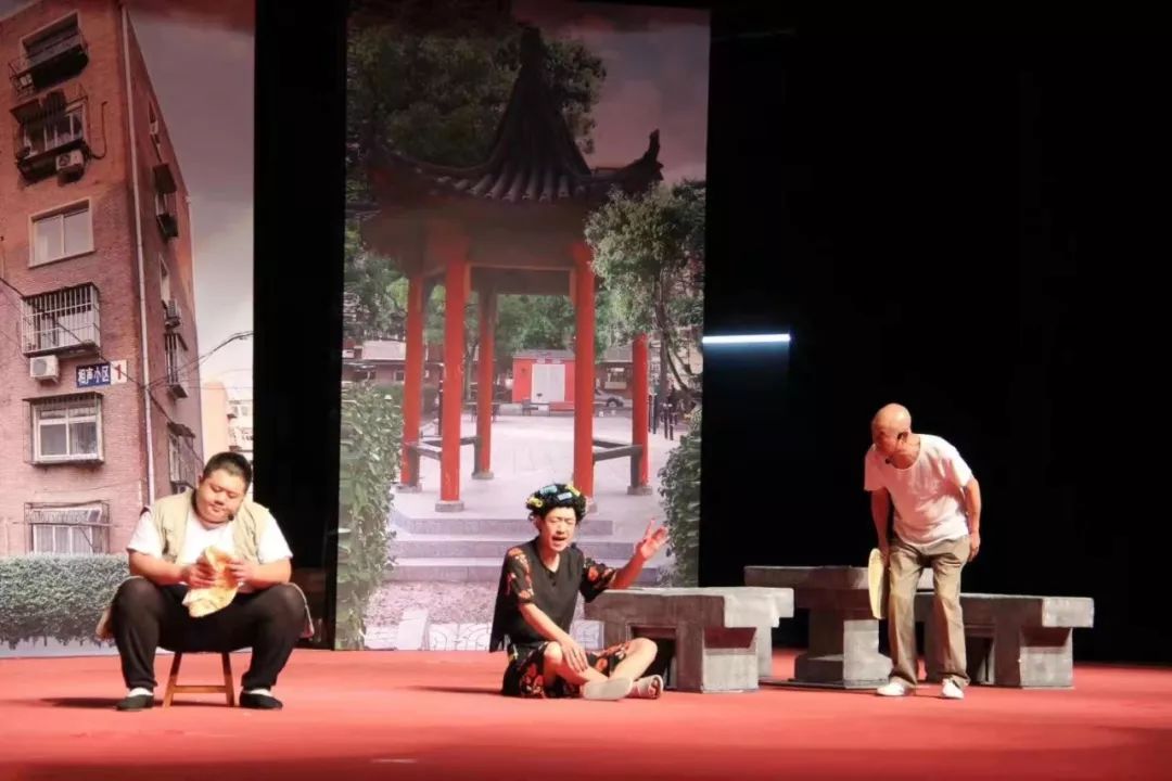 《直播京津冀》节目报道了谦祥益和平站的巡演盛况,采访演员创作感受