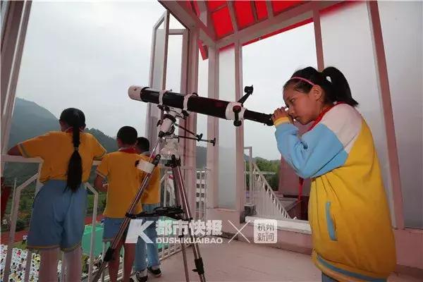 外地家庭组团带孩子来求学，这所“中国最美乡村学校”了不起