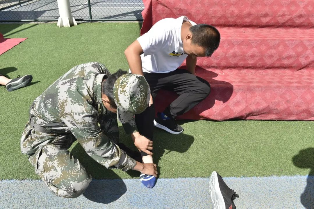 严训苦练磨砺青春 挥汗洒泪坚定不移
