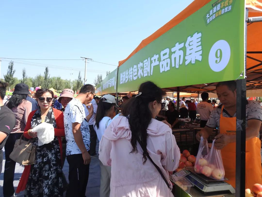 本地农户组成的农副产品丰收市集可得好好逛一逛不但让你有赶集的感觉还