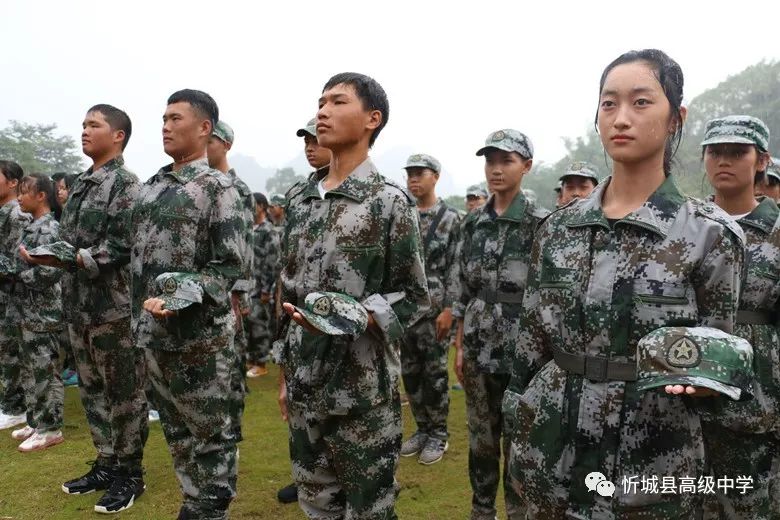 忻城县高级中学上好新生开学第一课军事训练