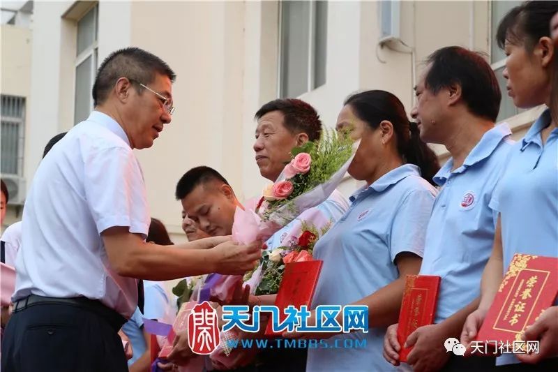 火了天门这名校长在开学典礼上的四句话让所有孩子受用一生