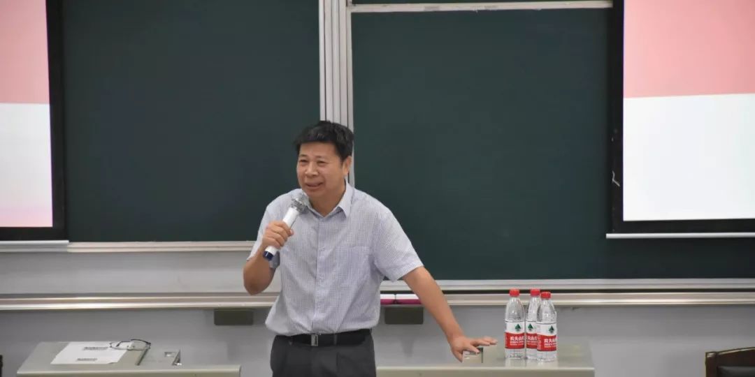 学院新闻信息学院成功举办2019级新生家长见面会