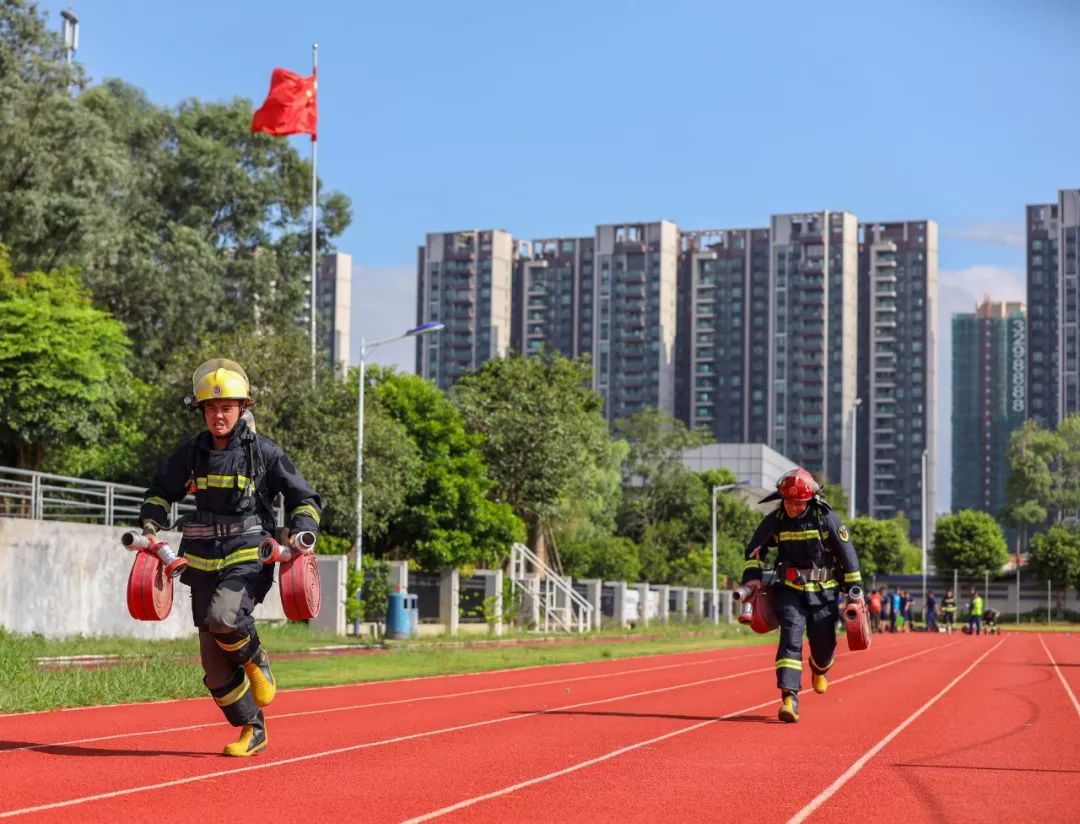 在阳江练兵的消防员,超帅!