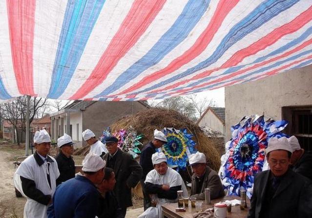 在农村,过去实现的土葬多用棺材,因此在入殓时,在我们农村要让老人口