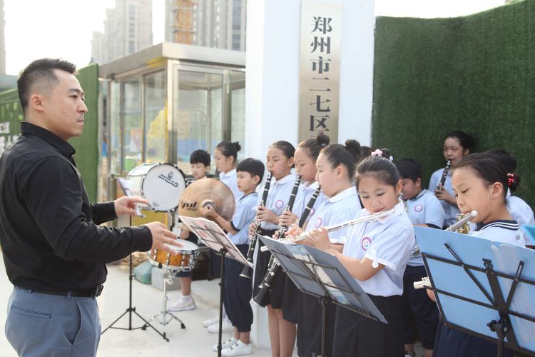 《名校聚焦》郑州市二七区春晖小学:整合优质资源 南校萌娃喜入学