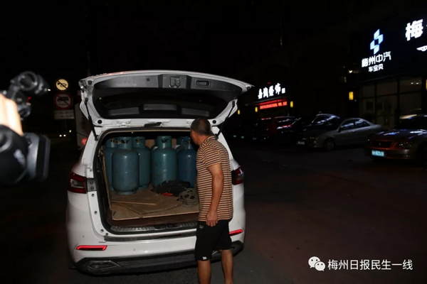 吓人！梅州一轿车变身“流动炸弹”，车里竟装了11个煤气罐