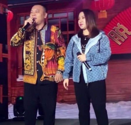 原创看不懂了?丫蛋被小鹏飞求婚之后,仍和前夫王金龙一起同台演出