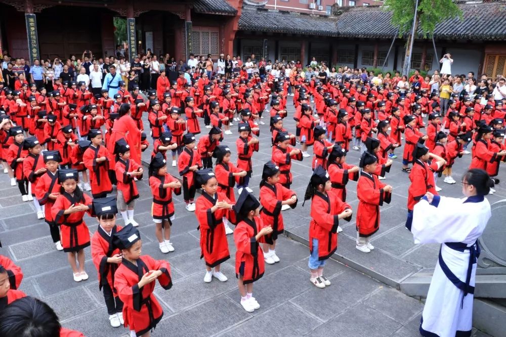 活动第一环节,教孩子中国古代礼拜方法——三拜九叩礼,然后行三鞠躬