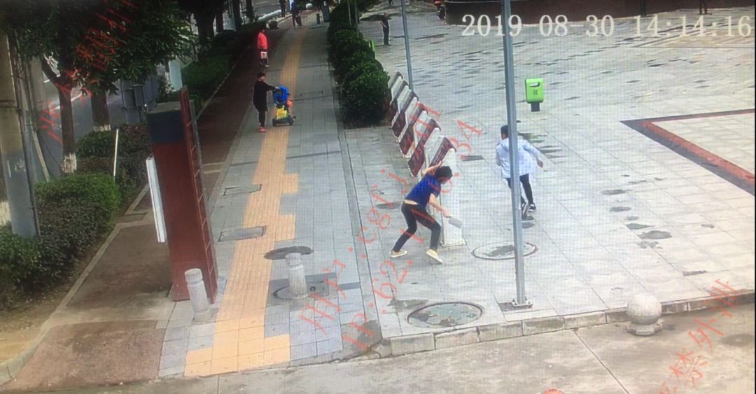 兰州男子当街追砍父亲被交警制服,父亲:他还是个孩子 兰州男子当街追砍父亲被交警制服,父亲:他还是个孩子