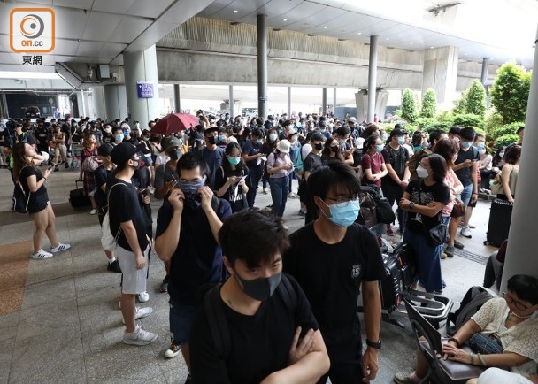 示威者又阻塞机场通往机场地铁暂停