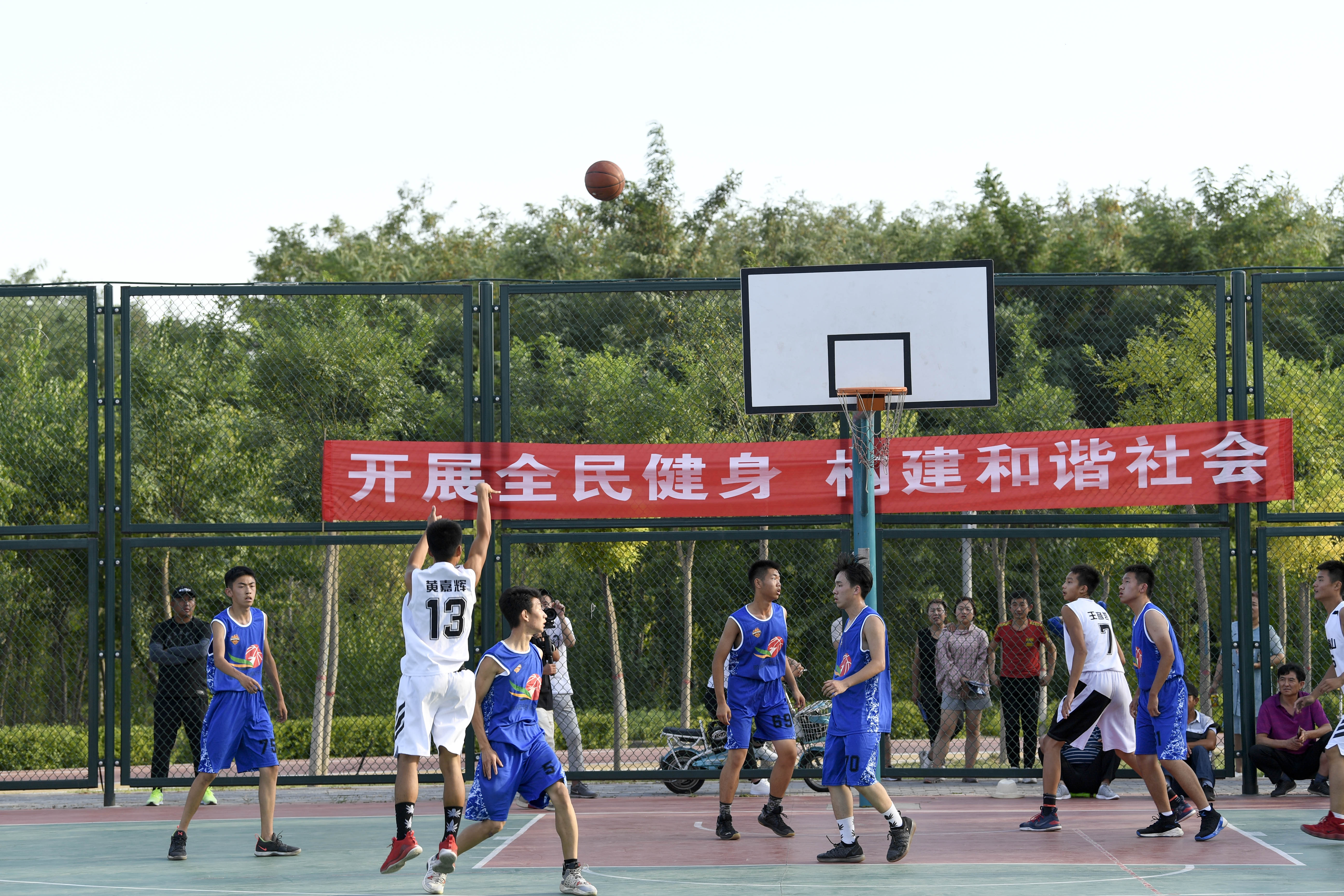 8月31日,学生们在体育大集上进行篮球比赛.