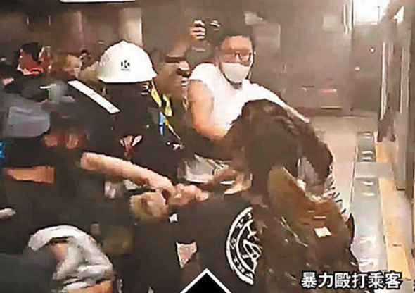暴徒疯狂殴打无辜乘客泄愤港警冲入车厢拘捕40人