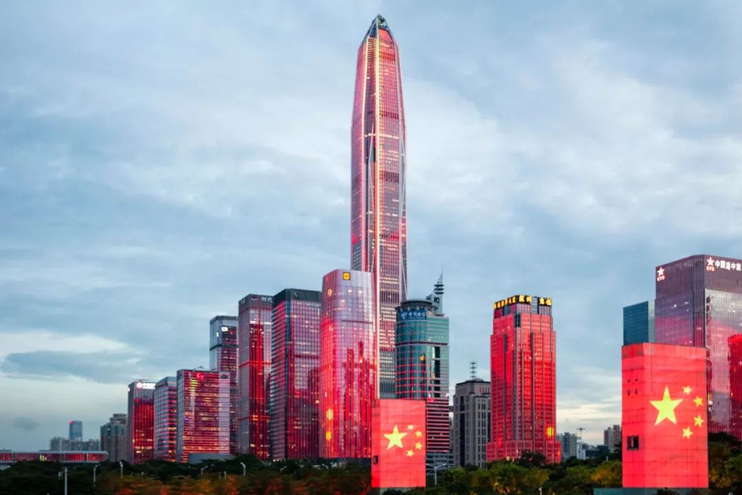 这是深圳最燃的一场灯光秀,它点燃了我们每一颗跳动的中国心,也圆满了