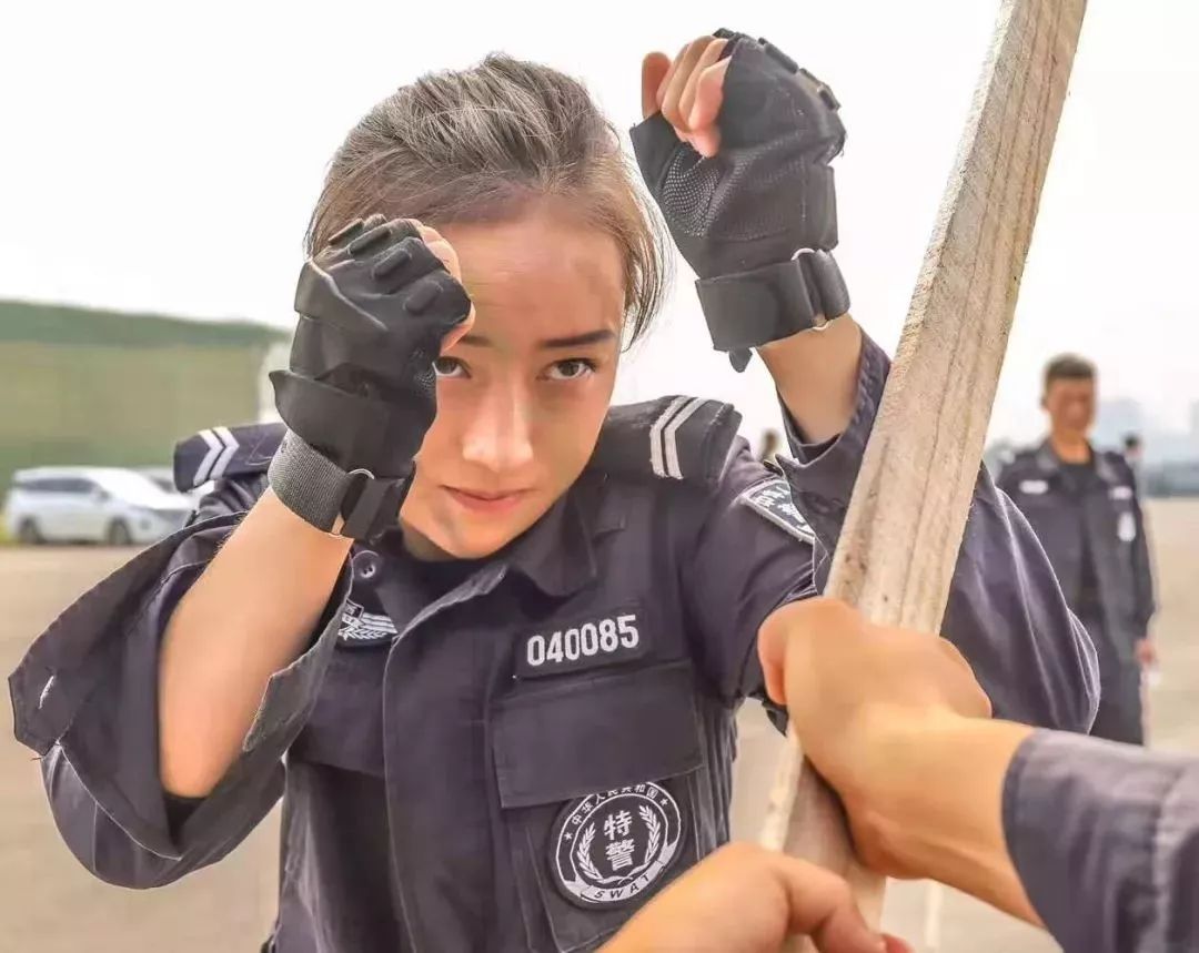 安康特警霸王花不爱红装爱武装