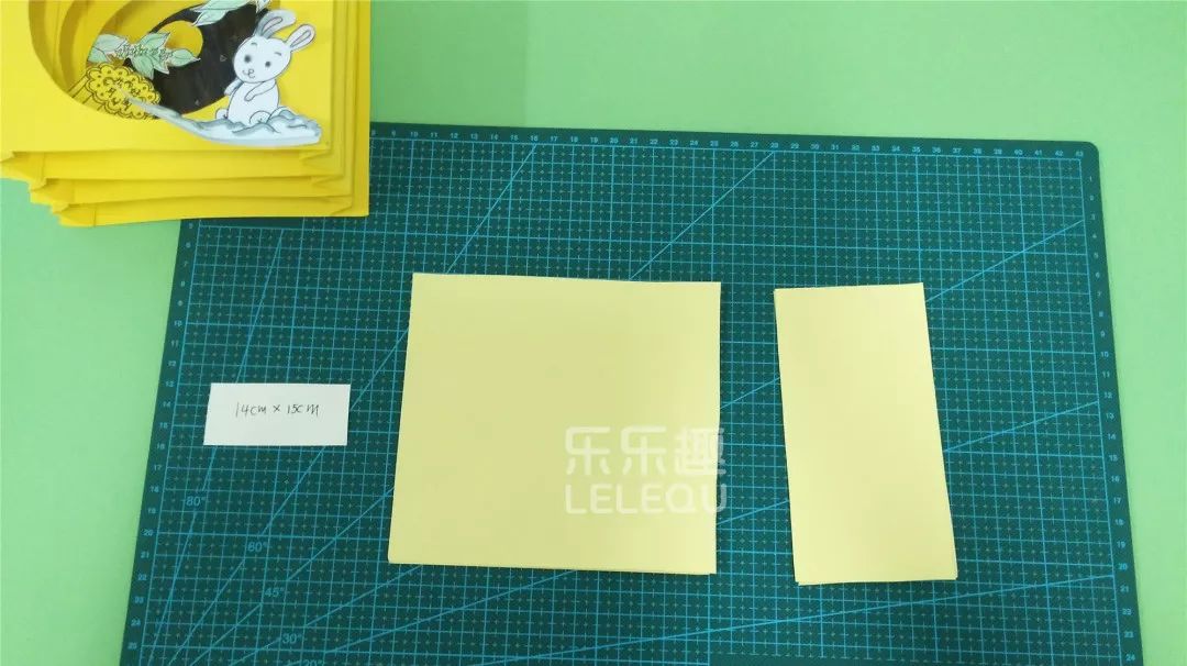 2,找出长方形的 中心点,用圆规在每个长方形的卡纸上画一个 半径为5.