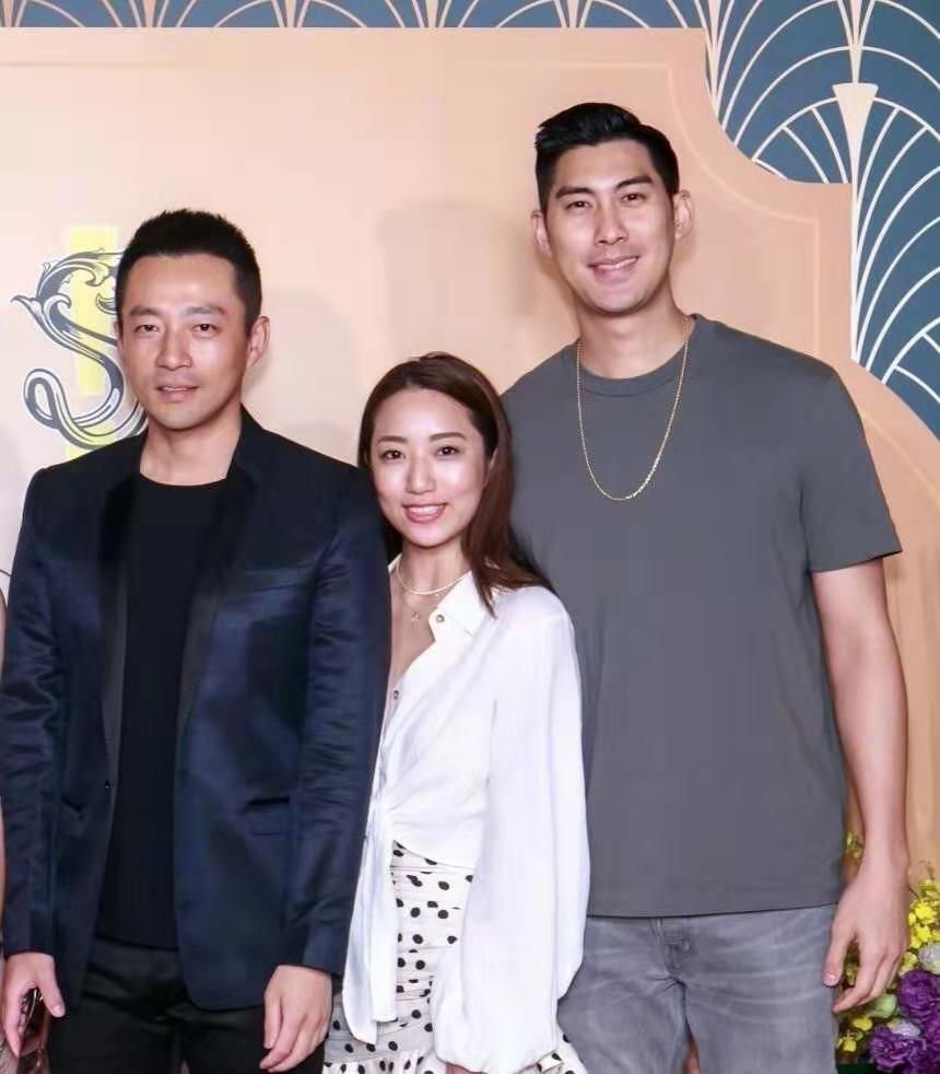 汪小菲晒妻女照片小玥儿汪希箖可爱出镜与白衣女子合照惹争议