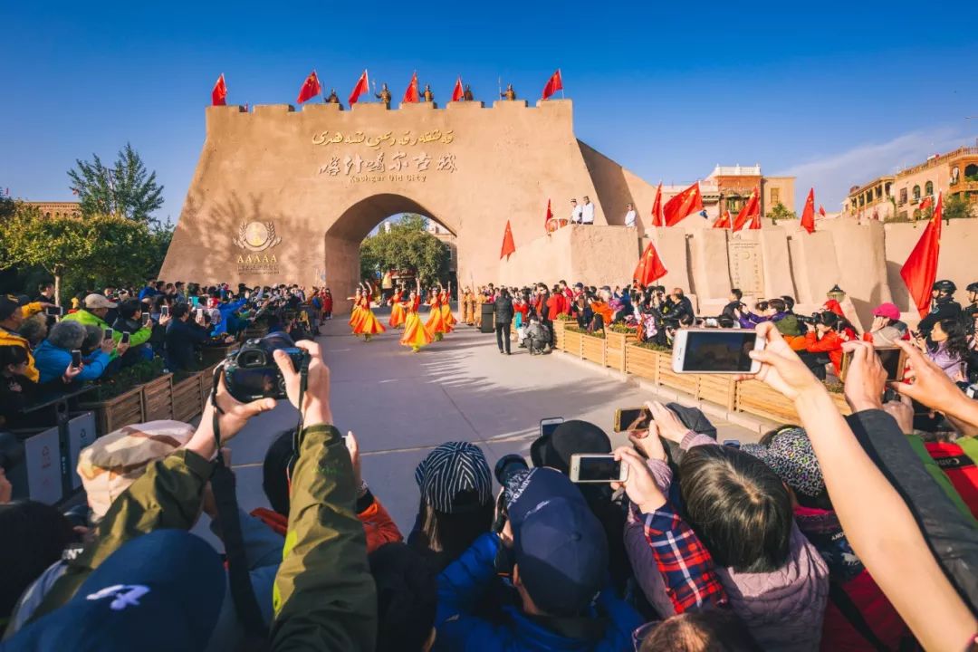 十足热情的维族姑娘小伙翩翩起舞在喀什噶尔古城的东门都会有开城