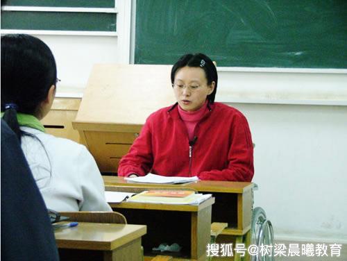 她是中国首位轮椅上的博士，11岁下肢瘫痪，她的人生就是教科书