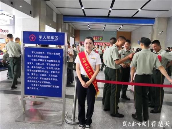 2019首批退伍老兵乘高铁返乡，宜昌东火车站开辟绿色通道