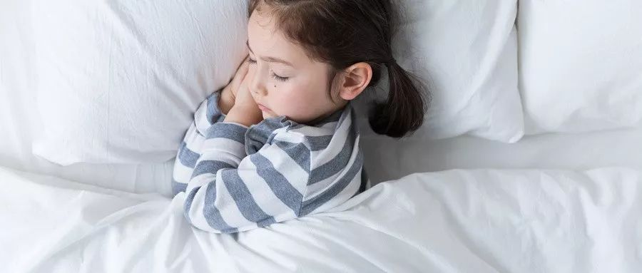                     【教你一招】孩子不能穿太多衣服睡觉
