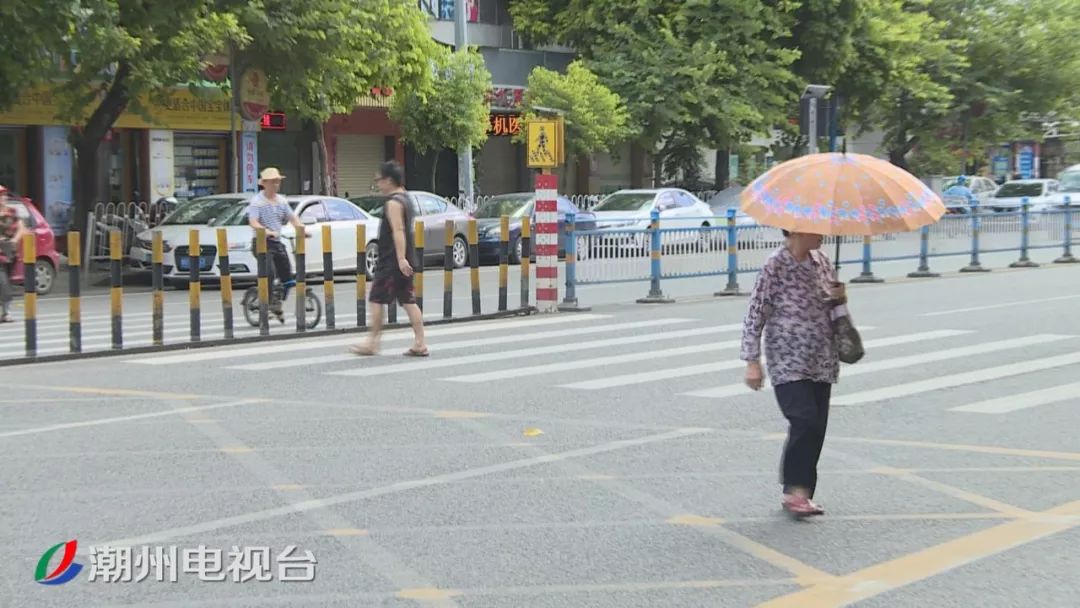 而在潮州大道人民广场路段,行人不走斑马线,随意横穿马路的一幕更是