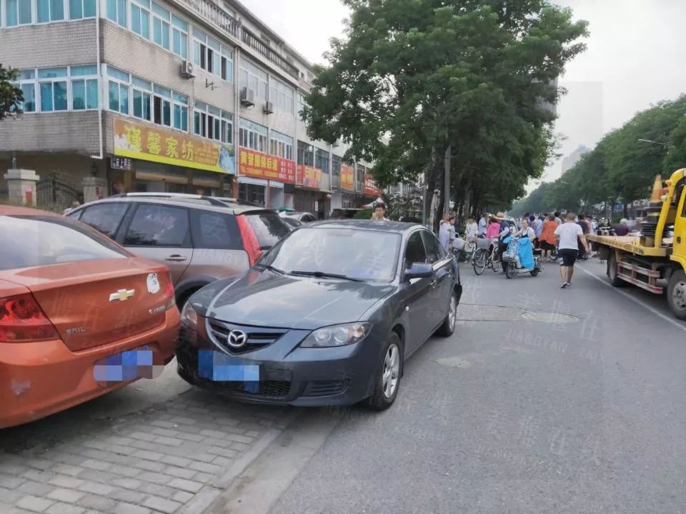 姜堰某十字路口一小时两起交通事故女子被撞飞720落地现场监控曝光