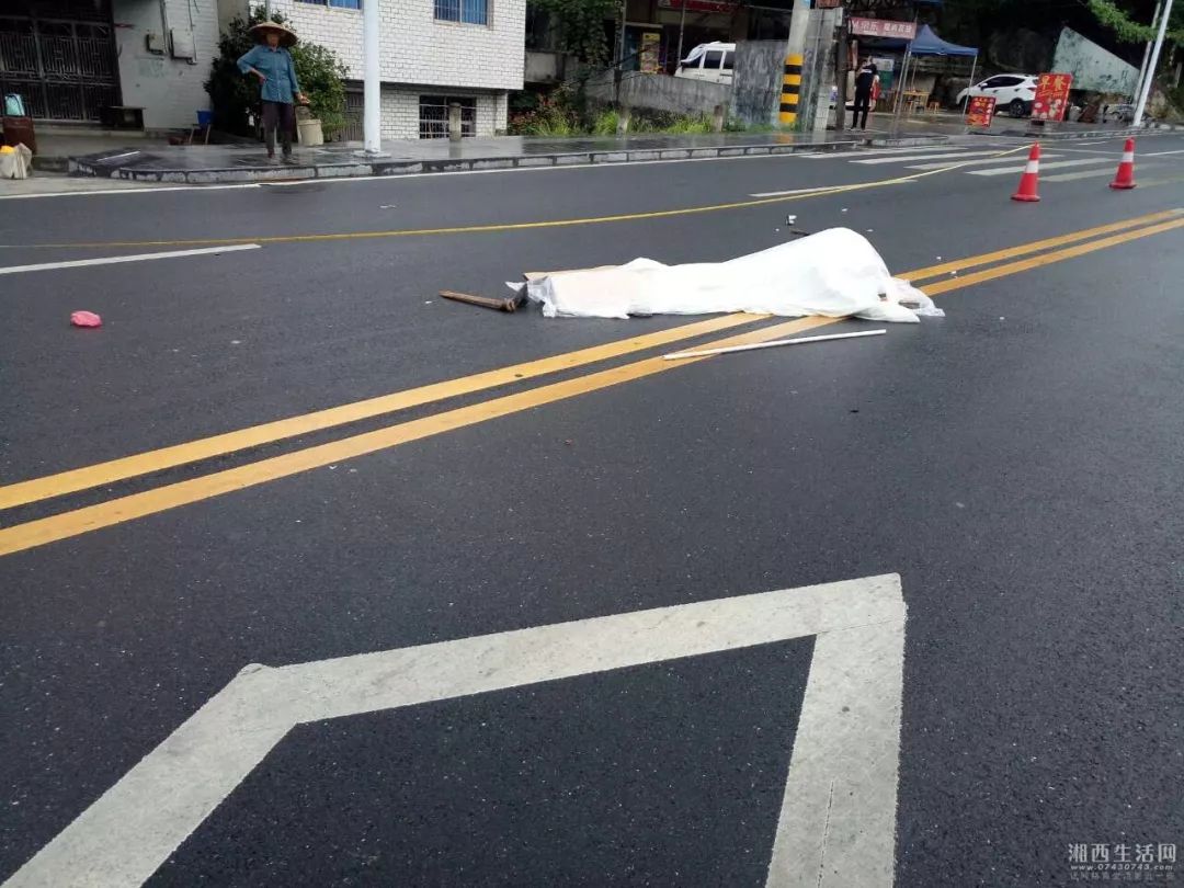 今晨,吉首湘泉酒厂路段发生一起车祸_湘西