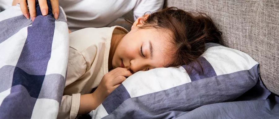                     【教你一招】孩子不能穿太多衣服睡觉