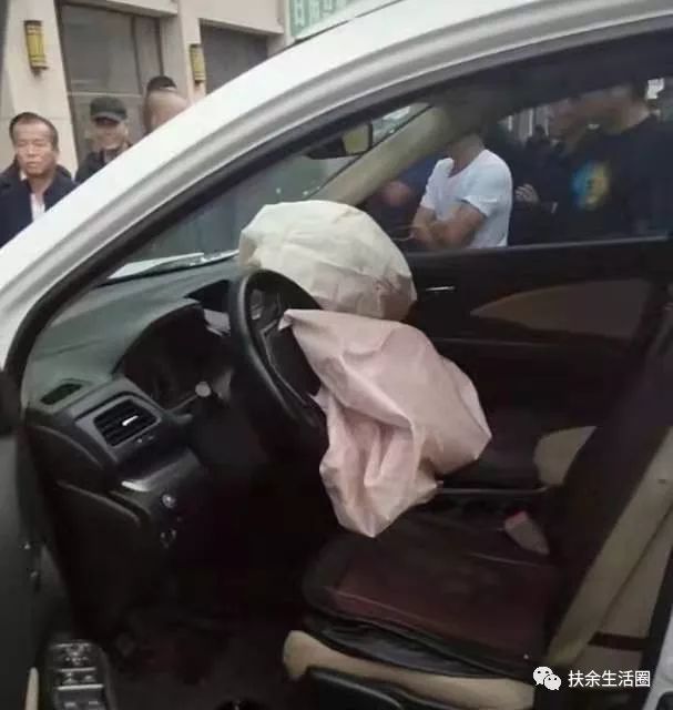 扶余发生67扶余一辆四轮车翻进路旁的排水沟里扶余一辆私家车不慎撞