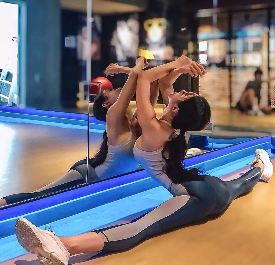 健身美女教练一字马秀完美身段 这身材什么水平