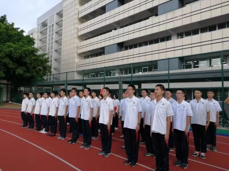 学习军人作风磨砺团队意志一一龙岩一中高三军训侧记