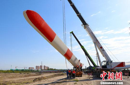 新疆多部门联动保障中亚最大风电项目大件货物运输(图）